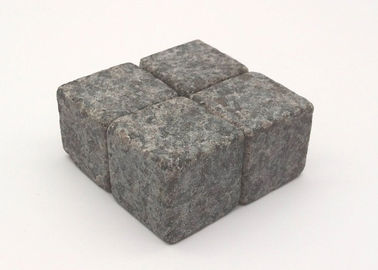 4 6의 놓인 위스키 식히는 돌은 바위를 홀짝이는 우수한 화강암 입방체를 손으로 만들
